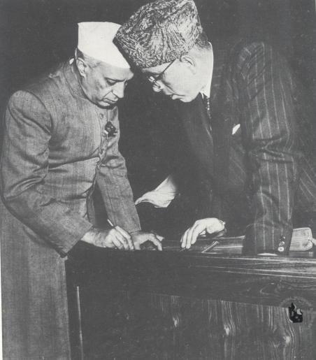 Nehru and Abdullah at a Constituent Assembly meeting. Photo credit: WikiMedia Commons 
